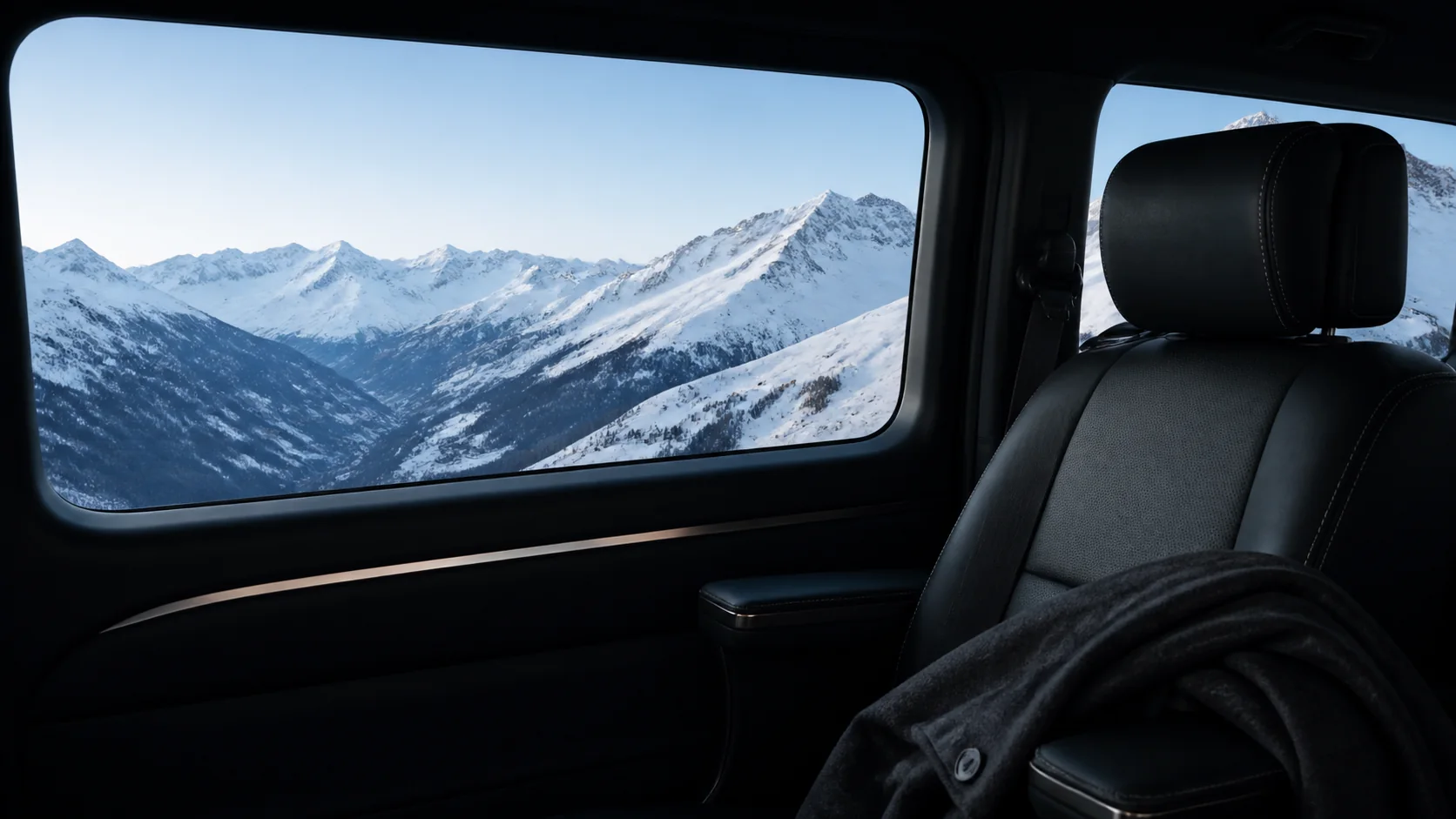 Un habitacle Mercedes ouvert sur les Alpes, illustration.