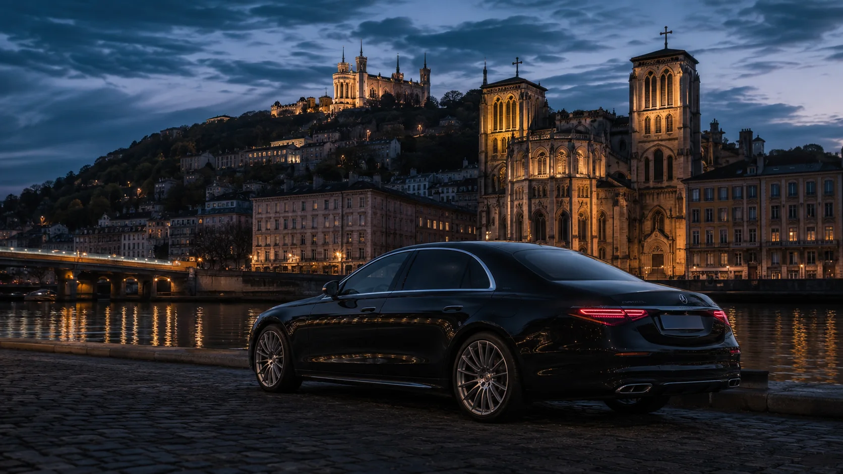 Une berline Mercedes noire attend au bord de la Saône, à Lyon, à l’heure bleue, devant les quais illuminés.