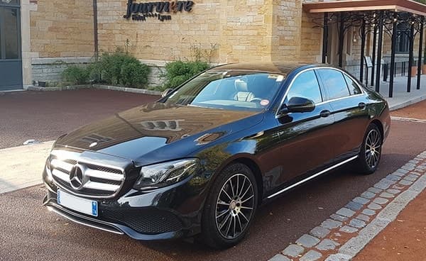 Berline Mercedes Classe E élégante pour transfert VTC prestige Lyon