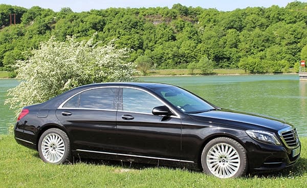 Berline Mercedes prestige au bord de l’eau pour transfert lyonnais
