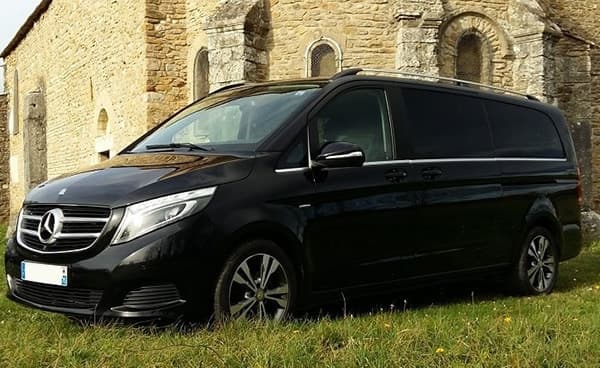 Mercedes van prestige devant bâtiment ancien pour transfert lyonnais